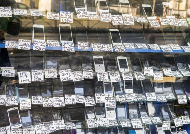  Telefonları ve akıllı telefonlar yerel bir mağazada maruz bir sürü