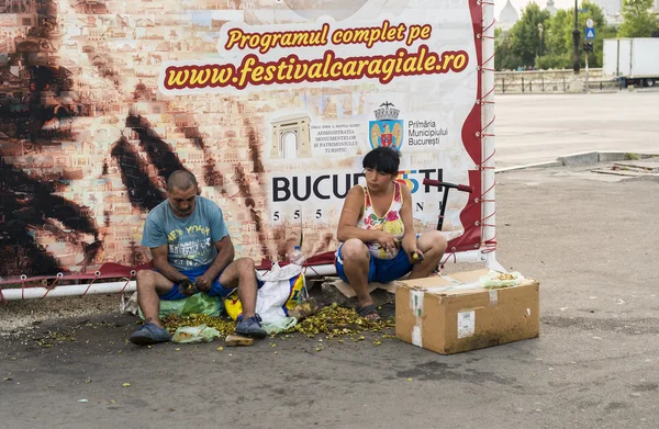 Pareja vendiendo nueces crudas en las calles Fotos de stock libres de derechos