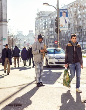 Bir oyuncak onun elinde tutan ve middl yalvarıyor evsiz adam