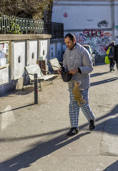 Homeless man holding begging in the middle of the day — Stock Photo, Image