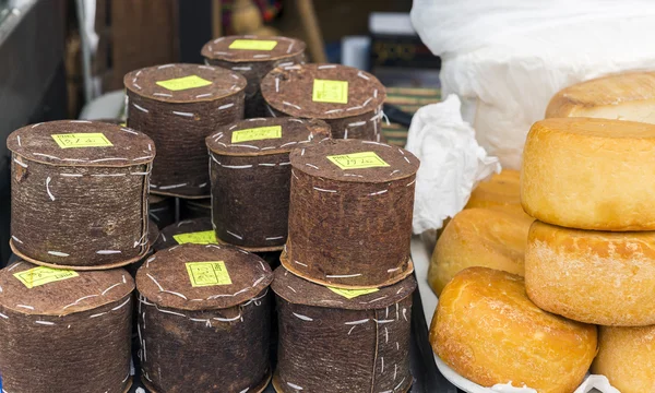 Fromage traditionnel roumain enveloppé dans de l'écorce de sapin et des roues de sm — Photo