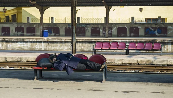 Homeless man sleeping in Bucharest North Railway Station — Stock Photo, Image
