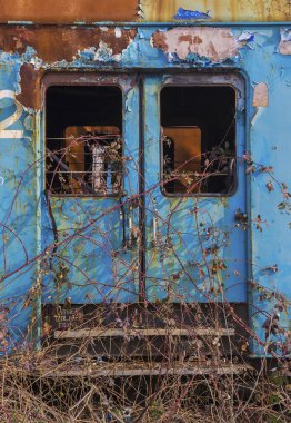 Terk edilmiş mavi tren vagon 