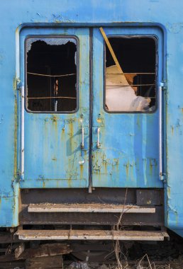 Paslı terk edilmiş mavi tren vagon