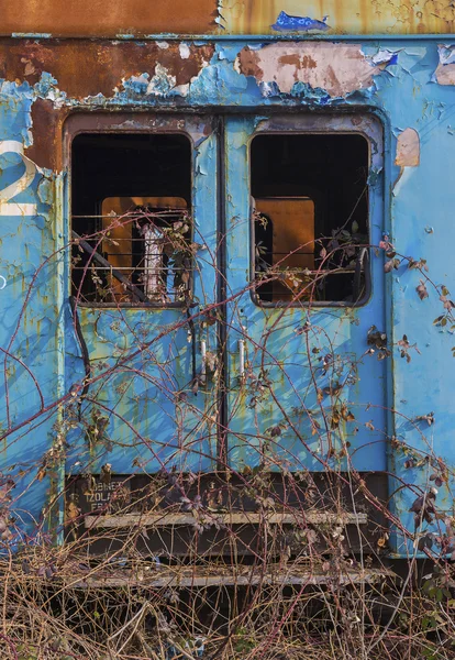 Vagón de tren azul abandonado Fotos de stock