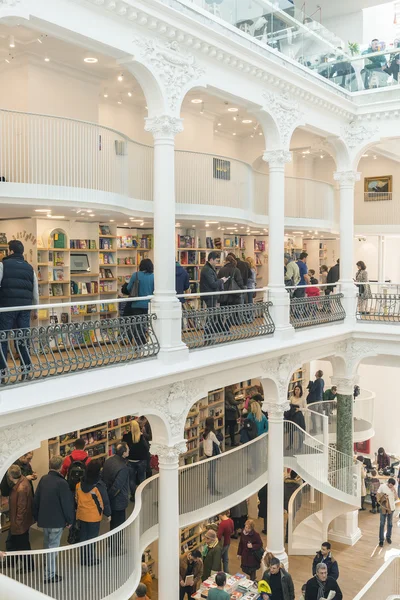 Gente comprando libros de Carturesti, la recién inaugurada libra del centro comercial Imagen de stock