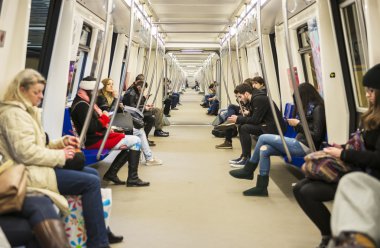 Metro ile seyahat eden insanlar 
