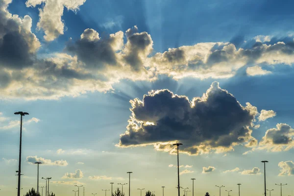 De stralen van de zon breekt door de wolken op een dramatische hemel — Stockfoto