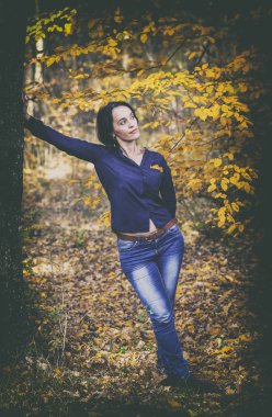 Vintage Jeans sonbahar yaslanmış güzel kız portresi fo