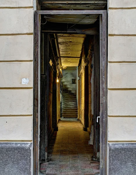 Corredor oscuro con escaleras — Foto de Stock