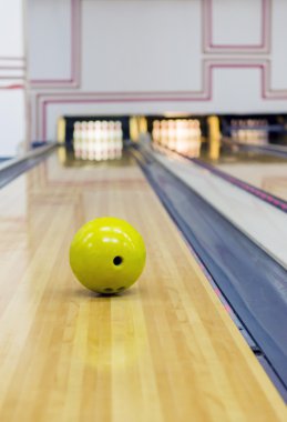 Sarı bowling topu haddeleme pimleri doğru