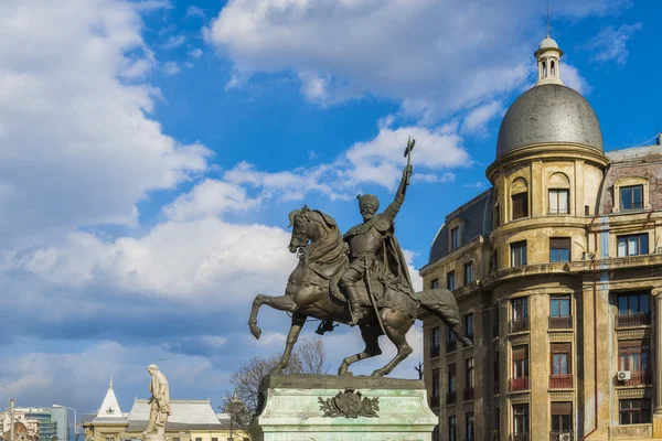 Estatua de Miguel el Valiente cerca de la plaza Univeristy en Bucarest —  Fotos de Stock