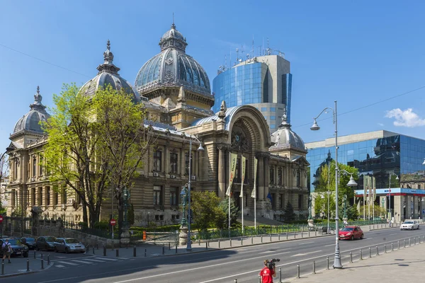 O Palácio da CEC no centro da cidade, um dos mais populares de Bucareste — Fotografia de Stock