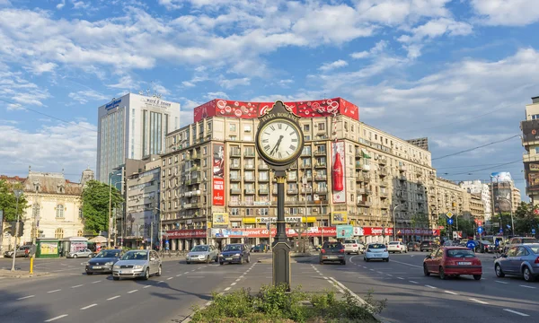 Visa klockan i romerska torget Bukarest — Stockfoto