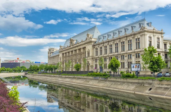 Palácio da Justiça e rio Dambovita no centro de Bucareste, Rom — Fotografia de Stock