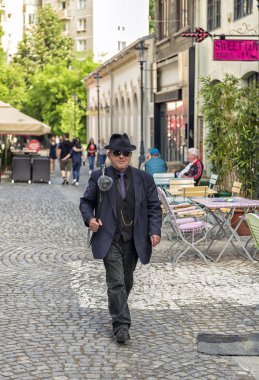 Zarif baca temizleyicisi Bükreş şehir merkezinde yürüyüş