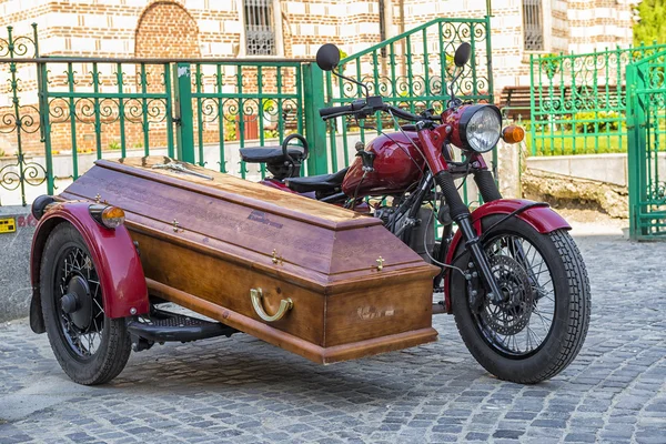 Coffin transportado por una motocicleta con sidecar —  Fotos de Stock