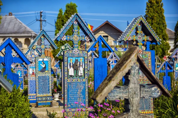 Cruces de madera pintadas en el hermoso cementerio de Merry en Maramu Imágenes de stock libres de derechos