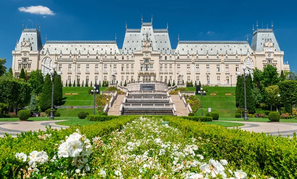 Palacio de la Cultura en Iasi, Rumania en verano Imágenes de stock libres de derechos