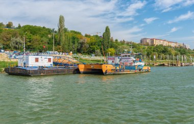Tuna Nehri geçmeye yolcu bekleyen Feribot Tekne