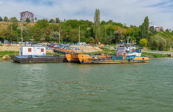 Docked ferry boat awaiting passengers to cross Danube river — Stock Photo, Image