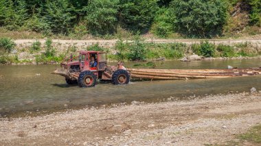Traktör taşıma Nehri Maramures Valea Vaserului odun kesmek