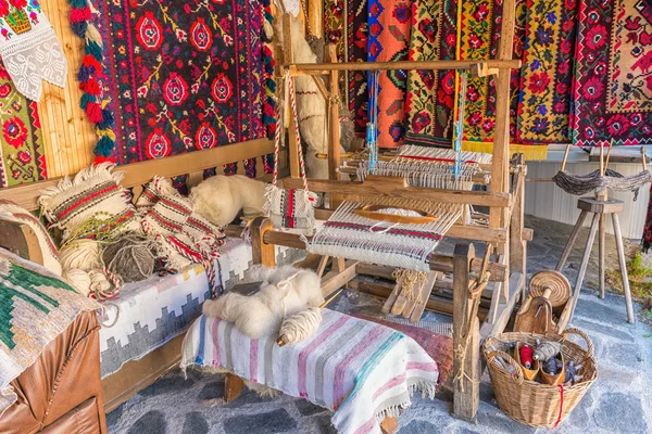 Traditional romanian old age wooden loom machine — Stock Photo, Image