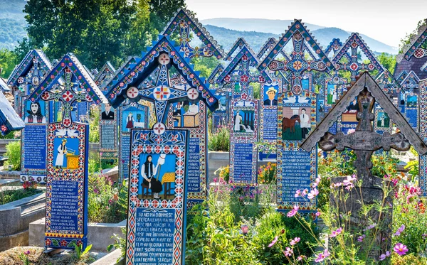 Cruces de madera pintadas en el famoso cementerio de Merry en Maramures Fotos de stock libres de derechos