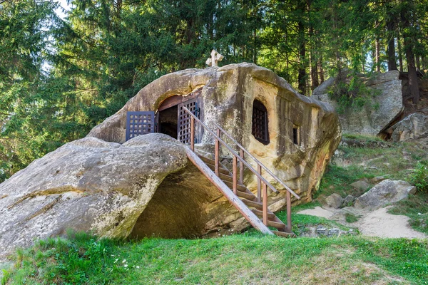 Daniel the Hesychast (Daniil Sihastru) hermitage cave near Putna — Stock Photo, Image