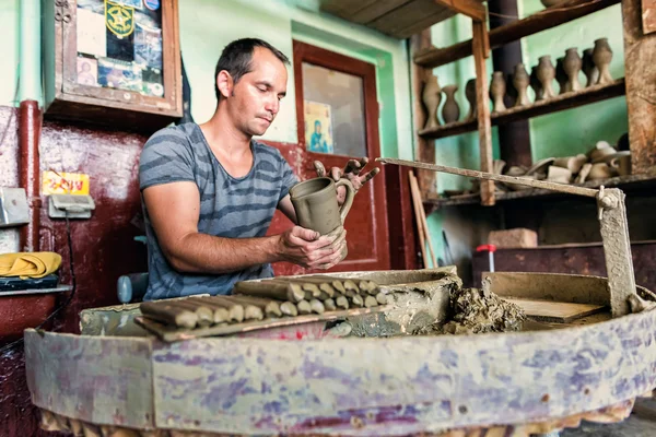 Potier ajoutant la poignée à l'argile fraîche poterie fabriquée — Photo