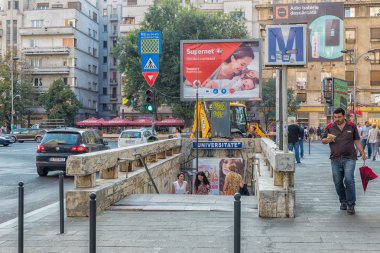 İnsanlar birçok Üniversitesi (Universitatea) metro istasyonu biri geçiş