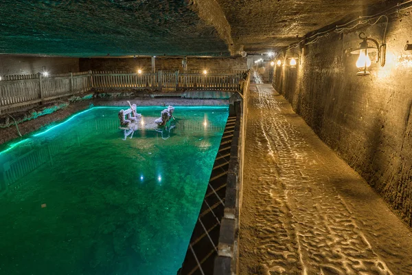 O lago de salmoura de Cacia Salt Mine, Roménia — Fotografia de Stock