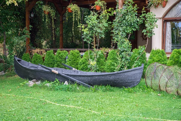 Barco negro abandonado en el patio —  Fotos de Stock