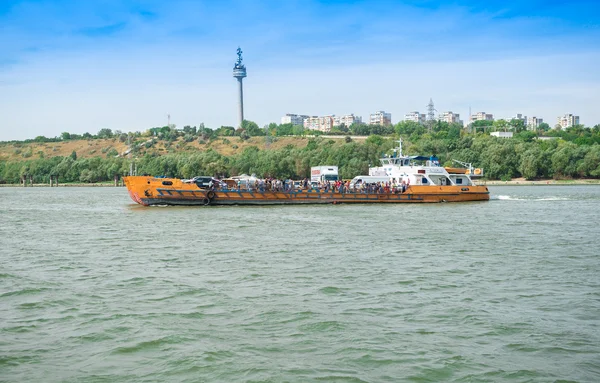 Passeggeri che attraversano il Danubio in traghetto — Foto Stock