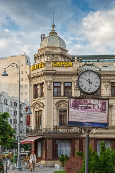 Vintage clock in front of the Hotel Capsa on Victory Avenue — Stock Photo, Image