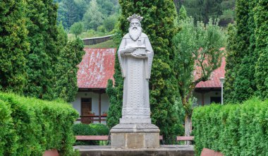 Manastır Bistrita, Voyvoda nın kurucusu anıt heykeli