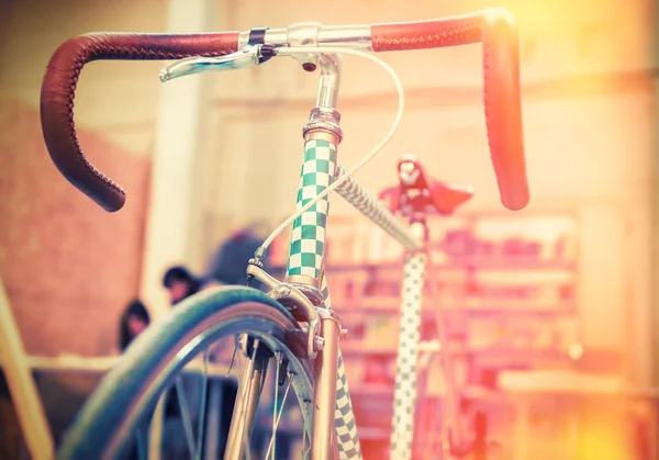 Bicicleta retro con manillar de cuero y pintura de damas — Foto de Stock