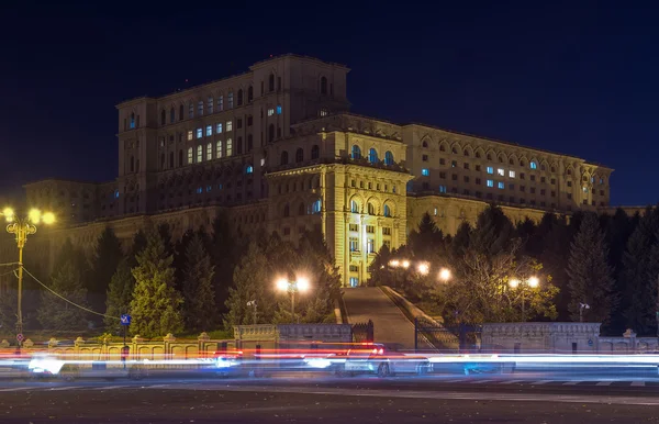 Il Palazzo del Parlamento o la Casa del Popolo durante la notte — Foto Stock