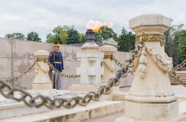 Romen asker meçhul asker mezarı koruyan