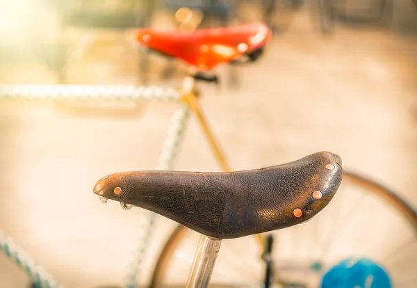 Ρετρό σέλα ποδηλάτου από δέρμα. — Φωτογραφία Αρχείου
