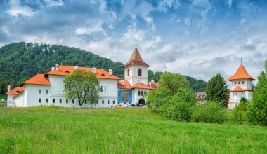 Sambata de Sus Manastırı olarak da bilinen Brancoveanu Manastırı