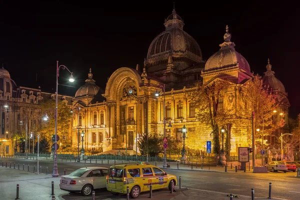 Palácio CEC em Bucareste, Romênia durante a noite — Fotografia de Stock