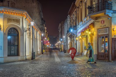Bükreş'in güzel sokakları şehir merkezinde gece-zaman sırasında yaktı