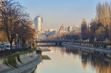 Gün batımı ışık Dâmboviţa Nehri ile Bükreş'Cityscape