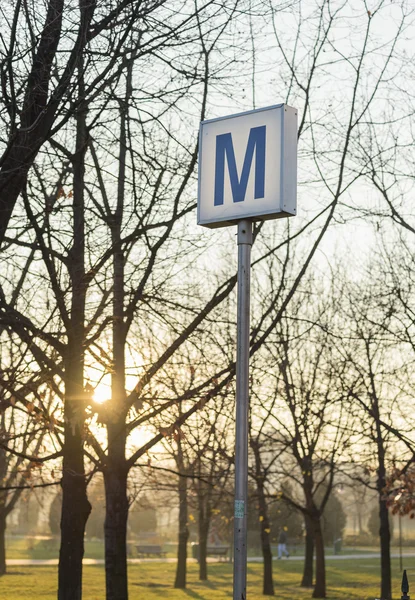 Panneau de métro à Bucarest, Roumanie au coucher du soleil — Photo