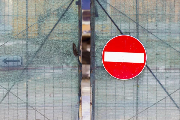 Acces denied sign hanging on a metal fence. — Stock Photo, Image