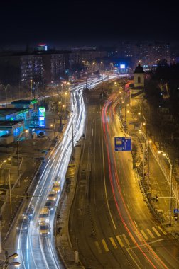 Bükreş şehir gece trafik 