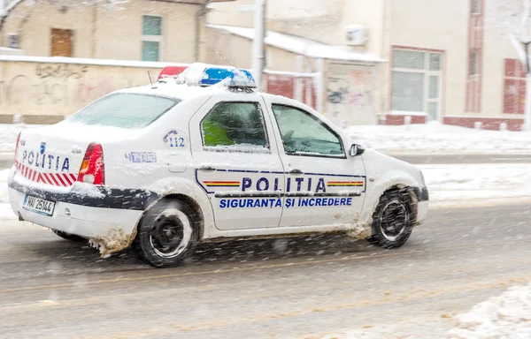 Un coche de policía rumano que conduce muy rápido en la calle de la ciudad —  Fotos de Stock
