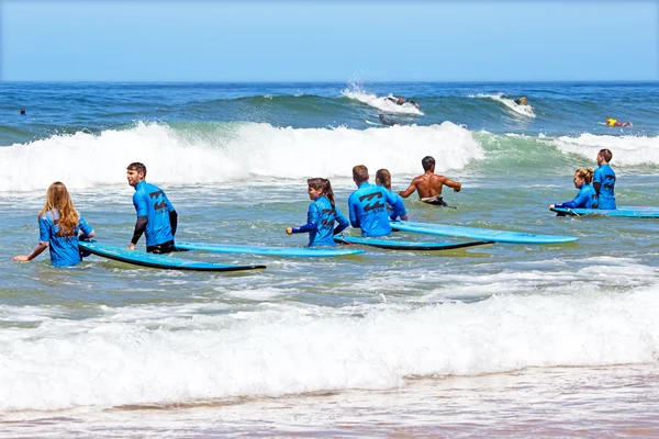 Vale Figueiras, Portugalsko - 20 srpna 2014: Surfaři se surfe — Stock fotografie