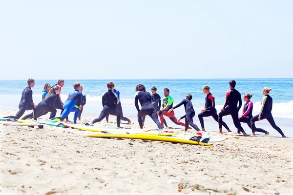 VALE FIGUEIRAS, PORTUGAL - 20 de agosto de 2014: Surfistas haciendo ejercicios —  Fotos de Stock